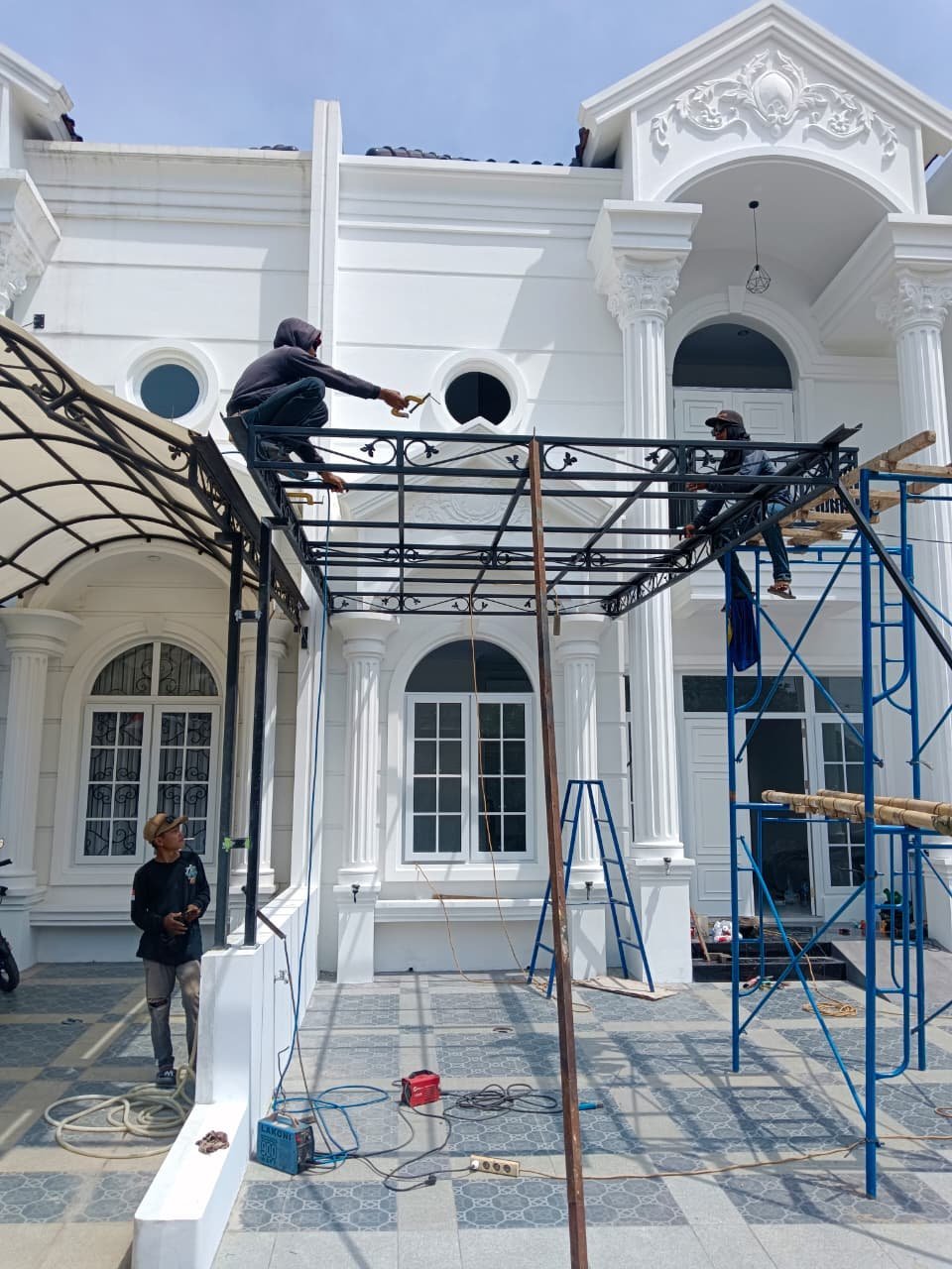 Pengerjaan rangka kanopi pada bangunan hunian dari website Nyambut Gawe